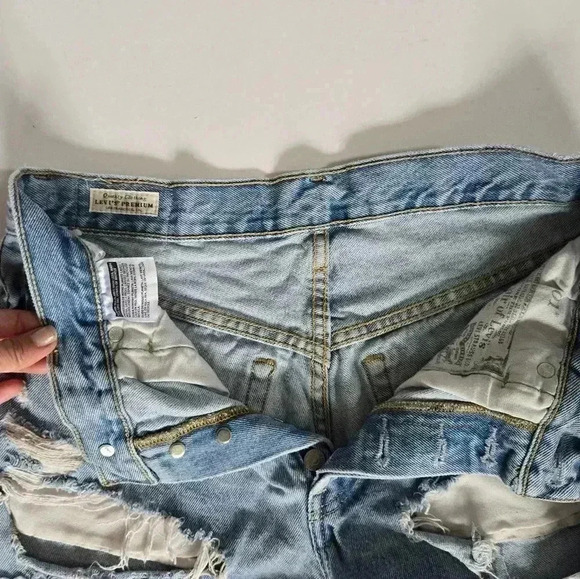 Levi's 501 button fly light wash distressed shorts sz 28 - Picture 5 of 12